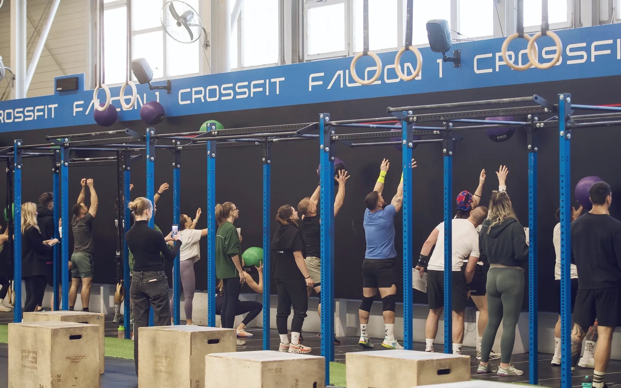 Členovia Falcon 1 CrossFit pri hrazdách počas skupinového tréningu